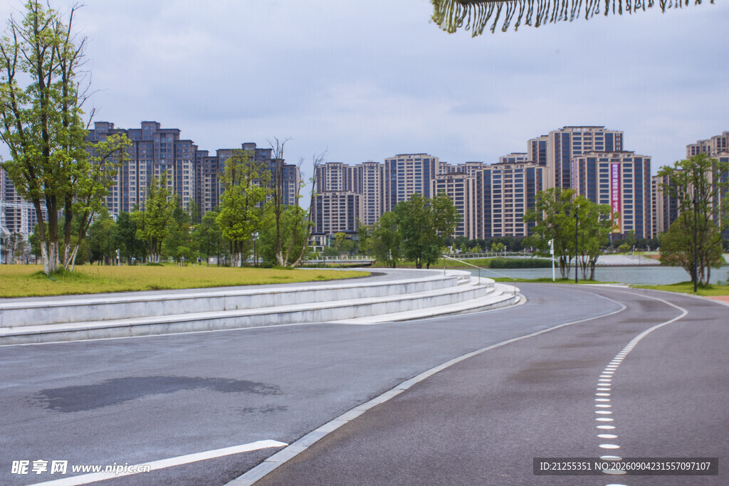 城市道路旁的林立高楼