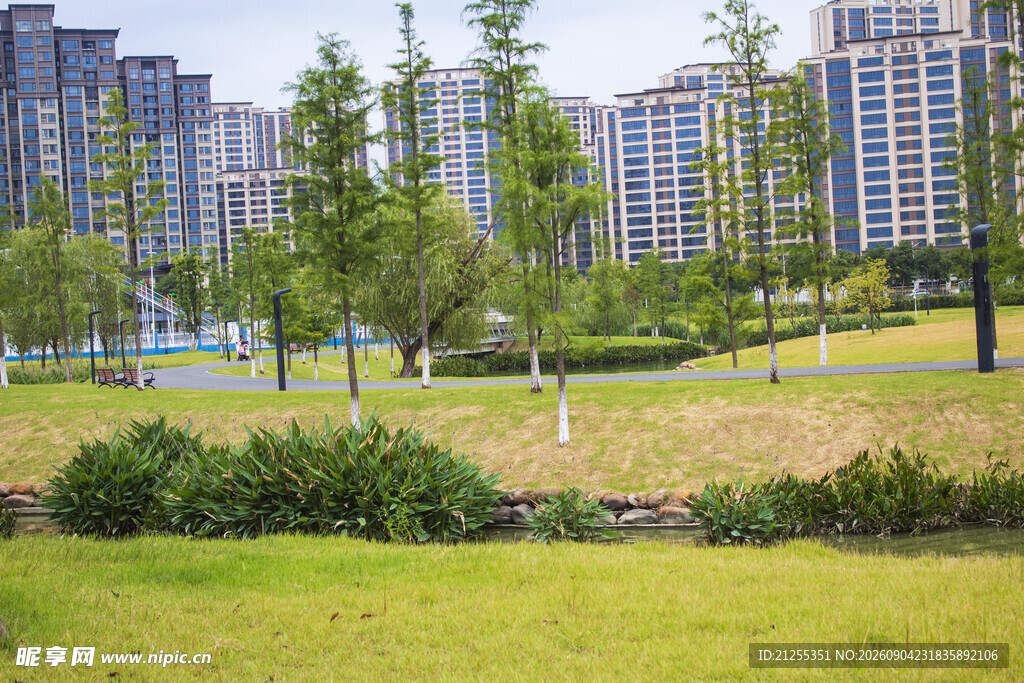 城市绿地旁的现代高层住宅