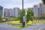城市道路旁的现代建筑群