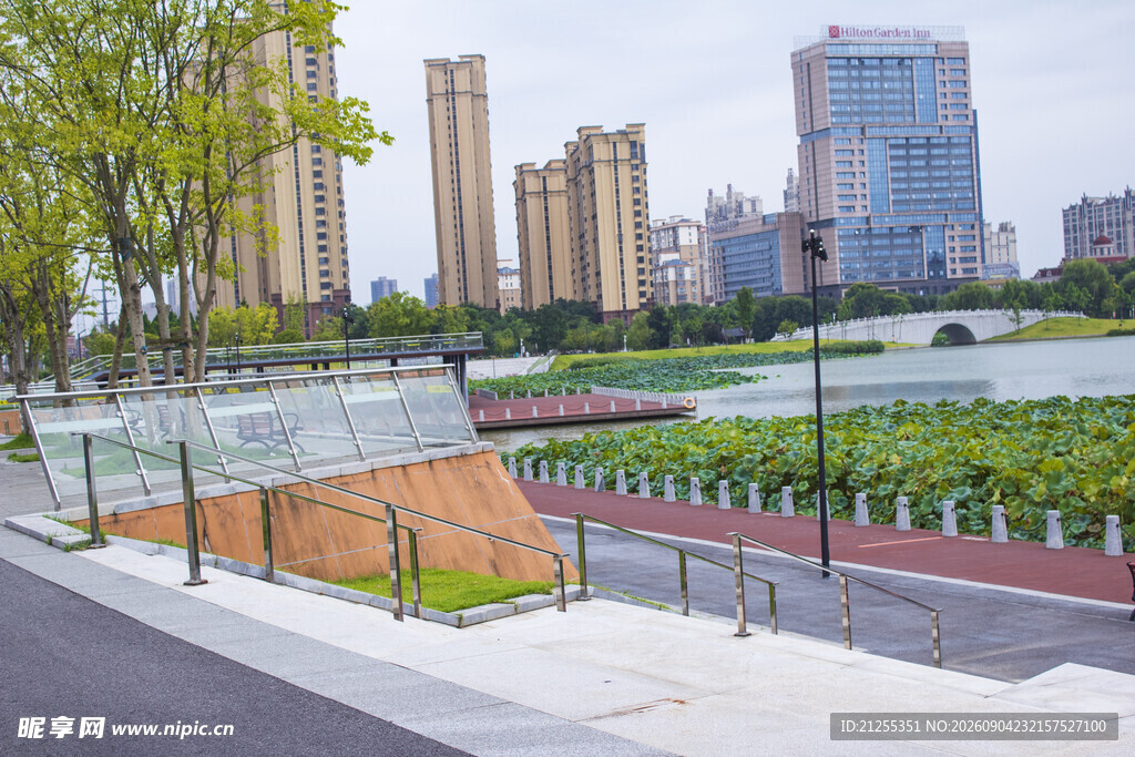 城市河畔的美丽景观