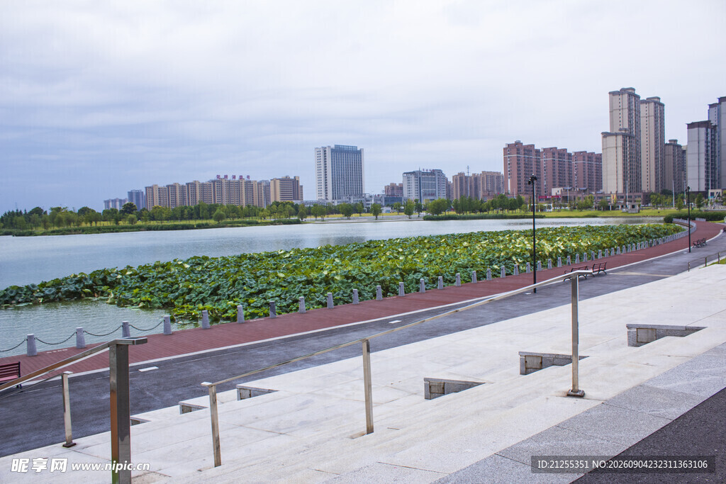 城市河畔风光 