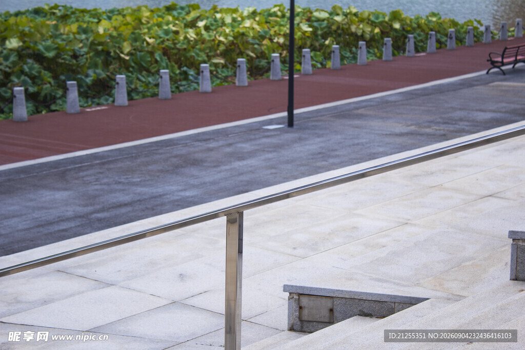 现代城市景观步道一角