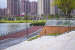城市河畔景观步道风光