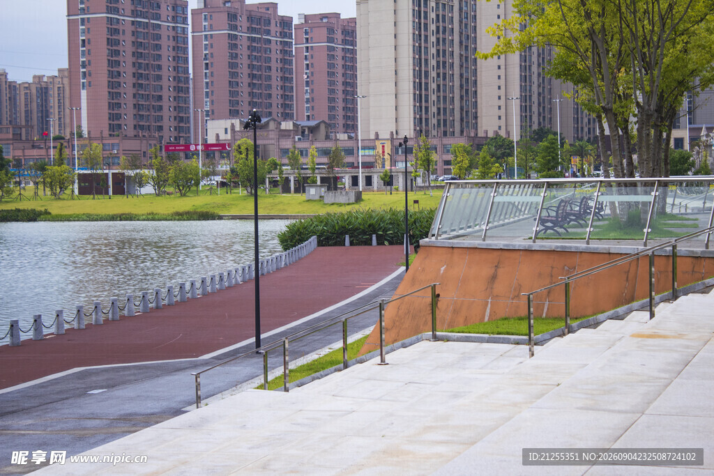 城市河畔景观步道风光