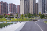 城市道路旁的现代住宅区