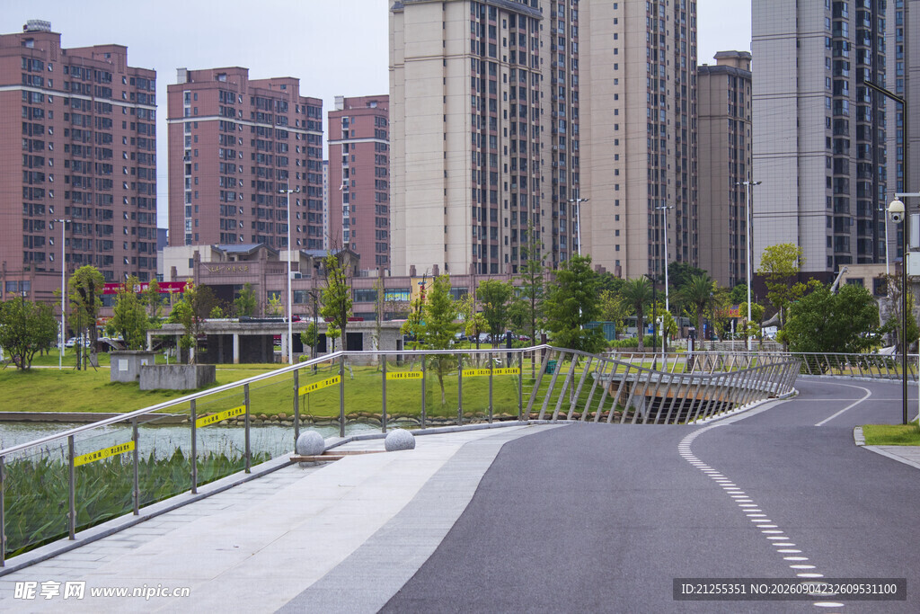 城市道路旁的现代住宅区