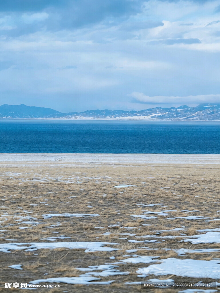 雪覆沙滩与辽阔蓝色海洋
