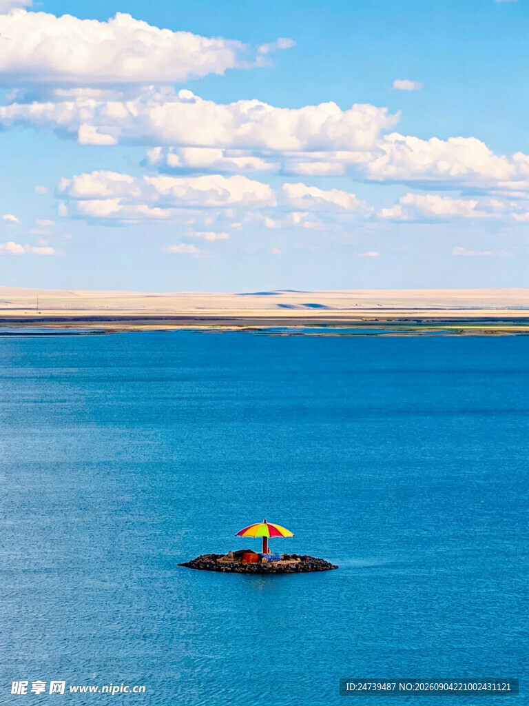 蓝湖孤舟景