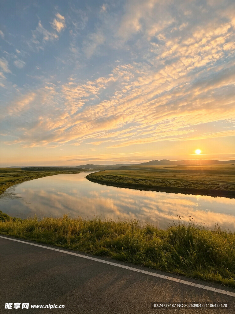 夕阳下的河畔美景