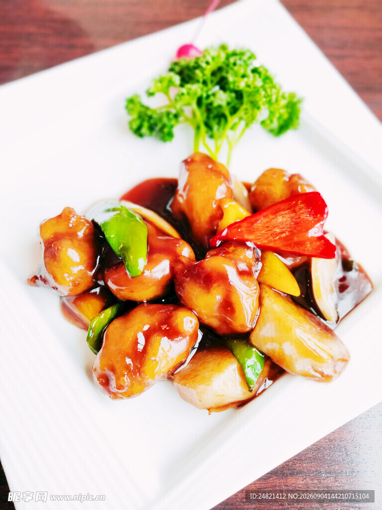 美味红烧鸡块与蔬菜搭配