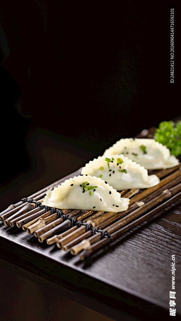 日式烤饺摆放在竹制托盘上