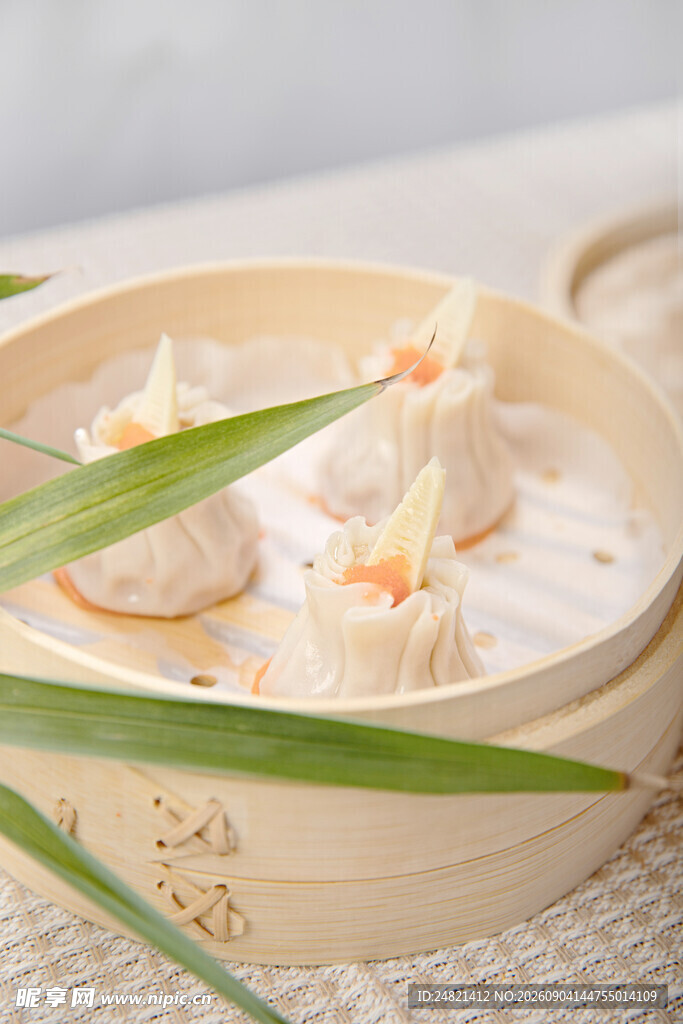 竹制蒸笼里的美味虾饺