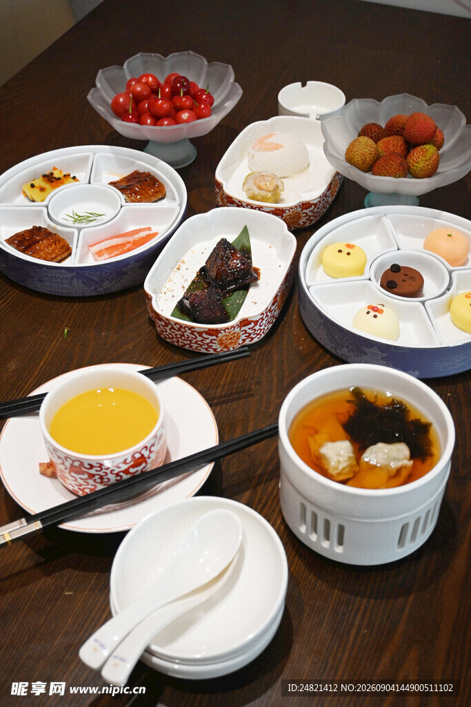 丰盛多样的中式餐食