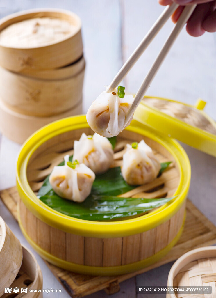 筷子夹起美味小笼包