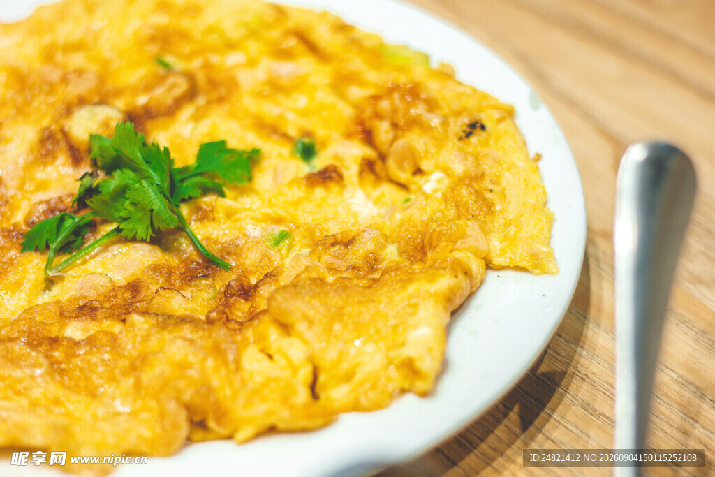 美味煎蛋饼摆于木桌之上