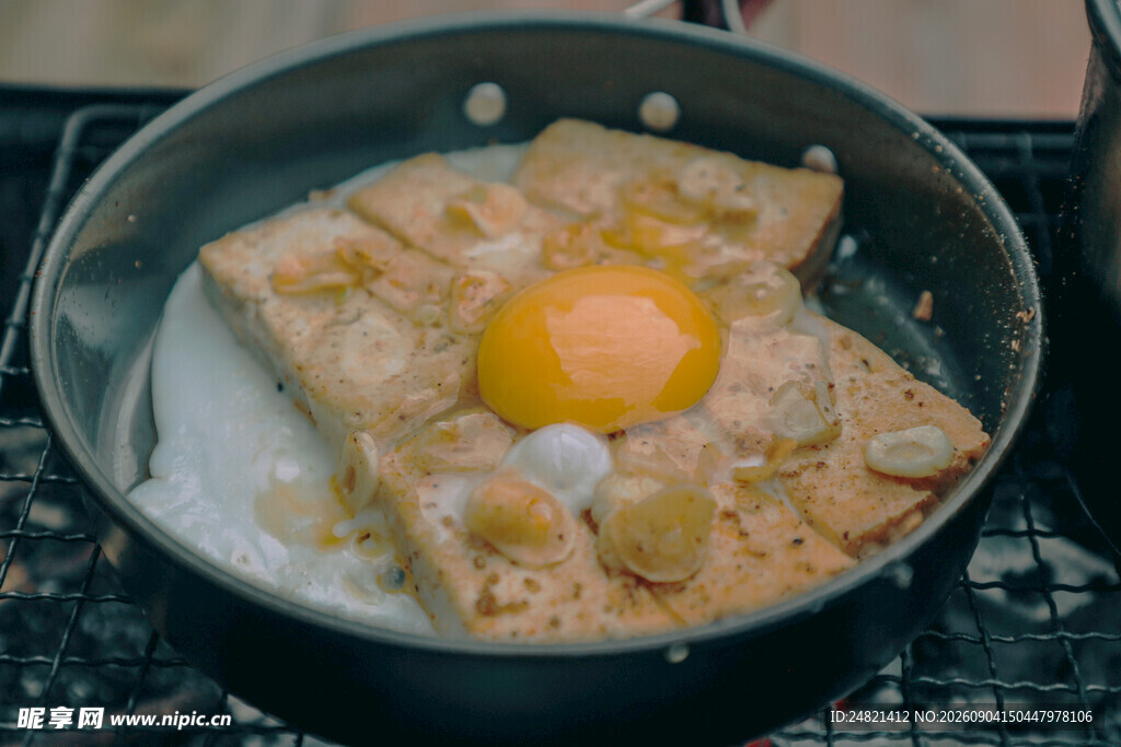煎锅中的鸡蛋与面包片