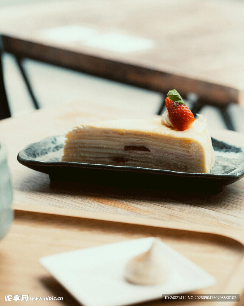精致草莓装饰美味蛋糕