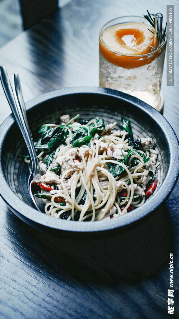 美味蔬菜拌面配清爽饮品
