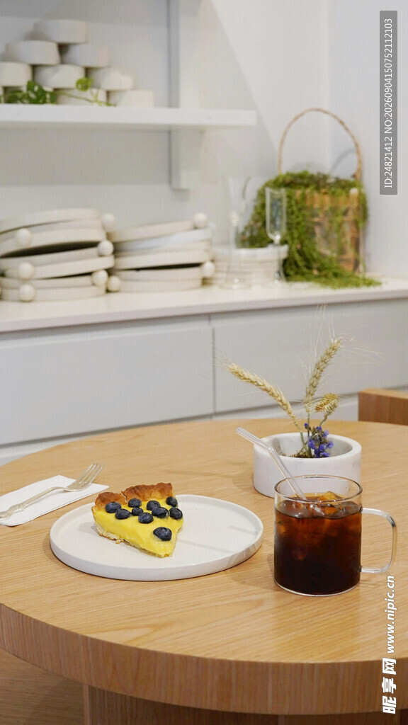 简约风餐桌的精致餐点