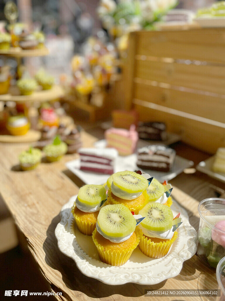精致美味的户外甜点展示