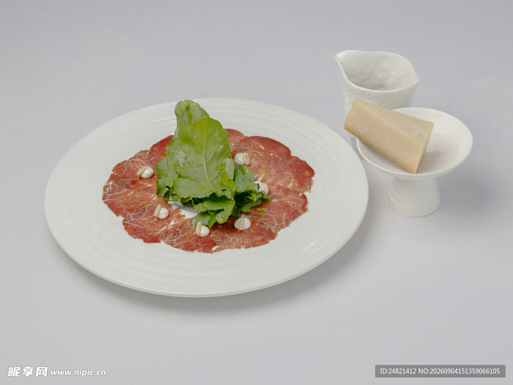 精致摆盘的牛肉生菜料理