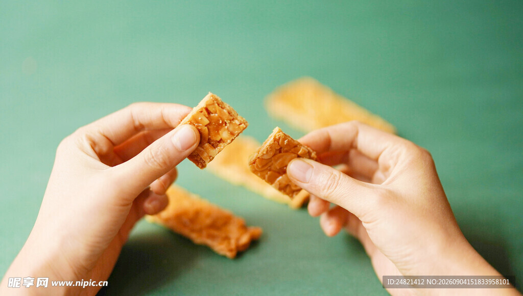 双手掰美味酥脆饼干