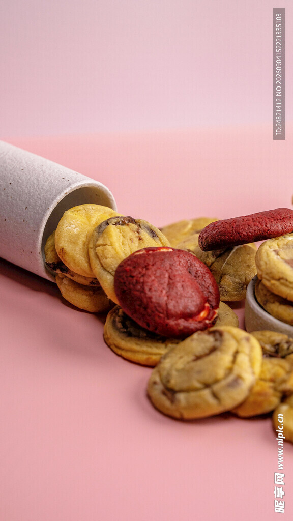 多彩饼干从筒中洒落