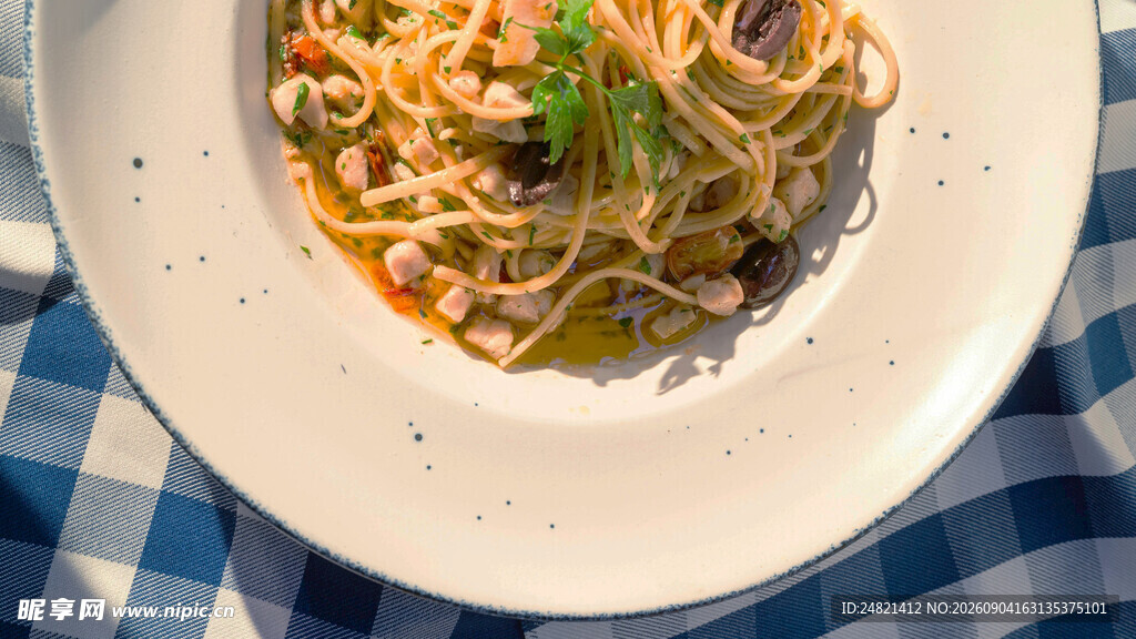 美味意面摆于蓝白格桌