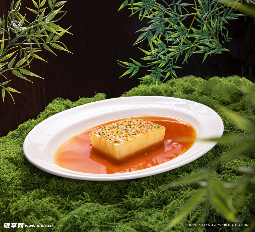 酱汁浇淋的精致豆腐料理