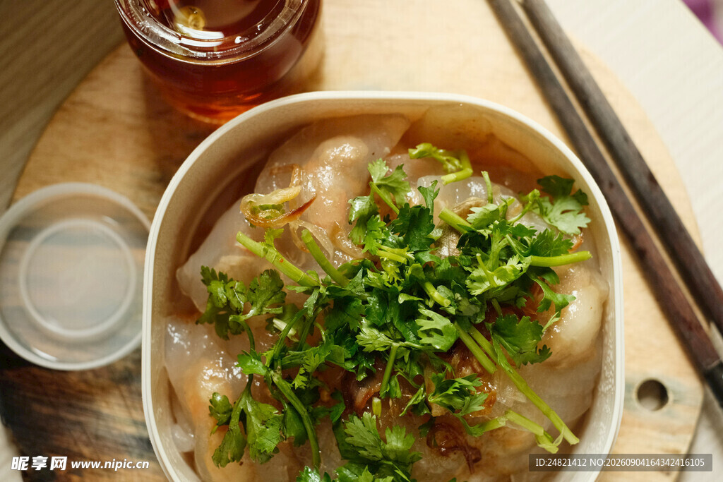 美味馄饨配翠绿香菜