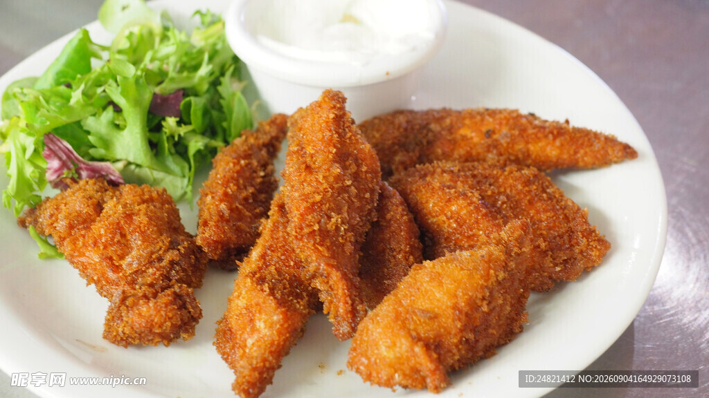 香酥炸鸡翅配新鲜蔬菜