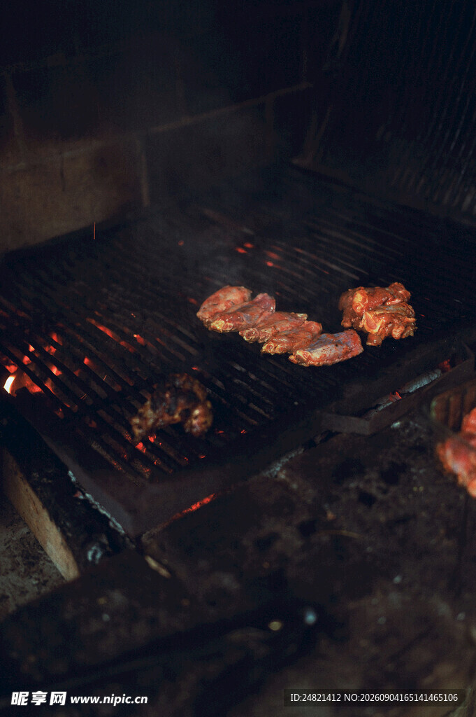 炭火上的美味烤肉