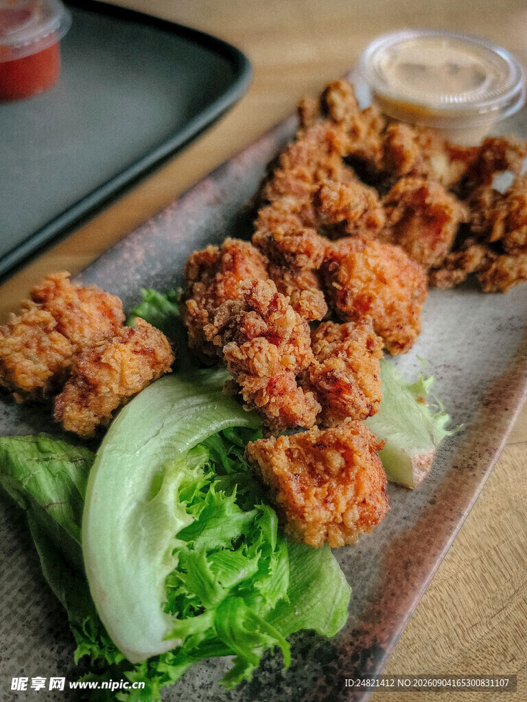 美味炸鸡配蔬菜摆盘