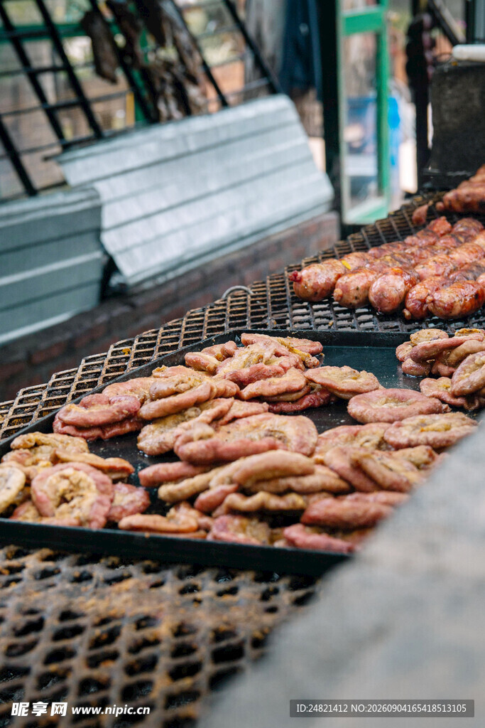 户外烧烤架上的美味烤肉