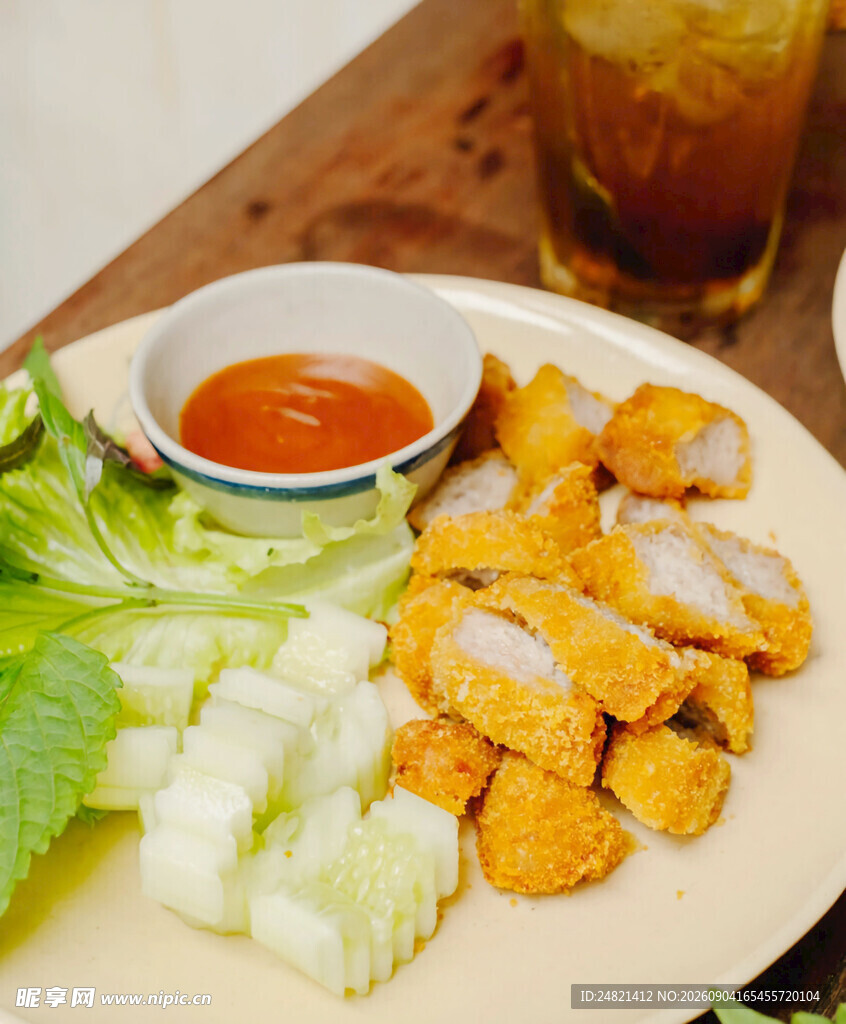 香酥鱼块配清爽蔬菜