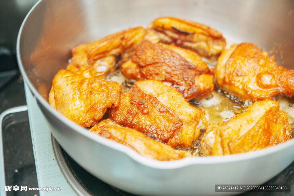 锅中烹饪的美味红烧鸡翅