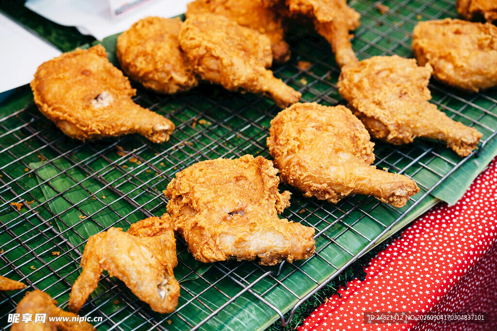 美味炸鸡翅摆放在网格上