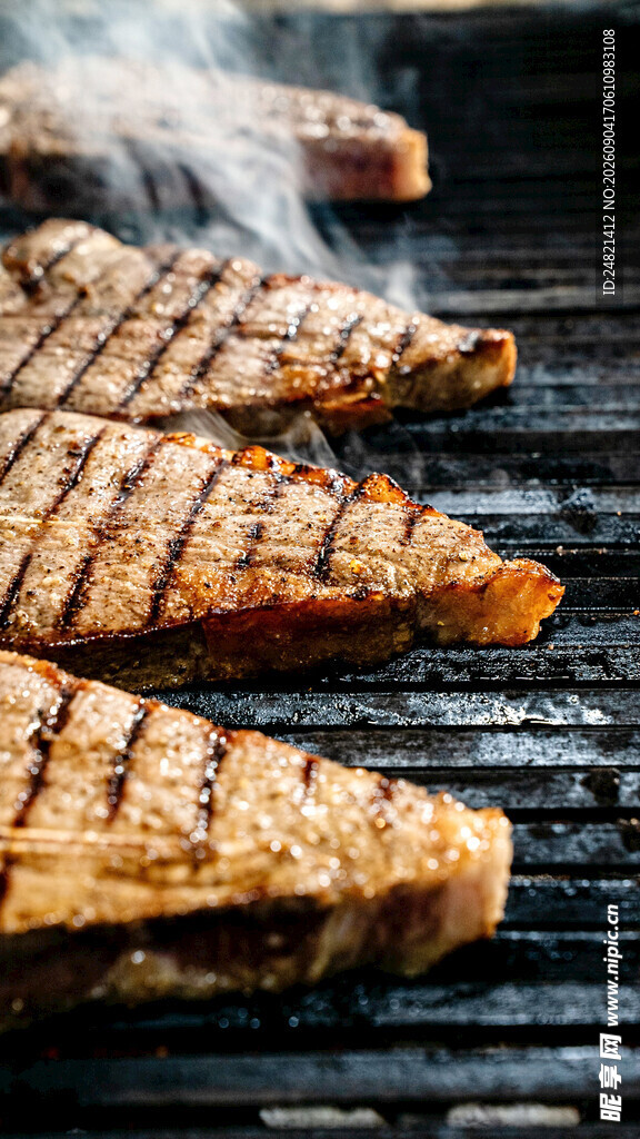 烤架上的美味烤肉
