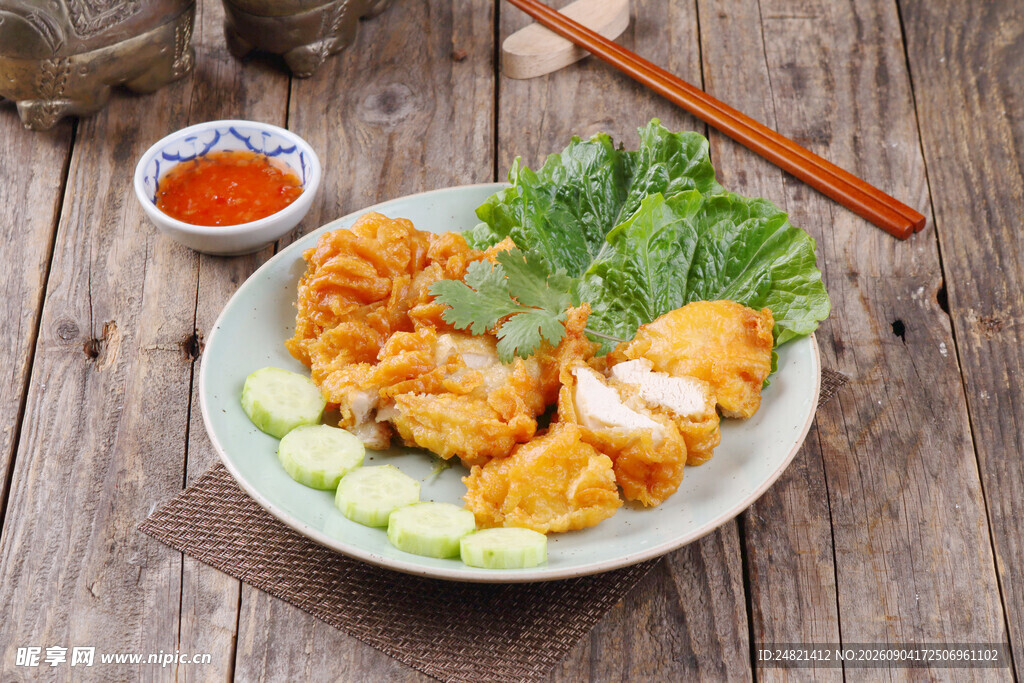 美味炸物摆盘于木质桌面