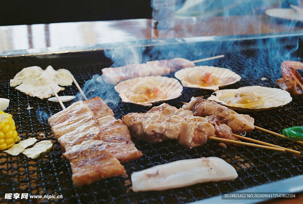 户外烧烤美食诱人场景