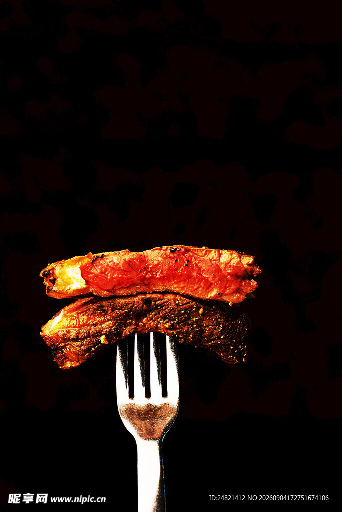叉子上的美味烤肉