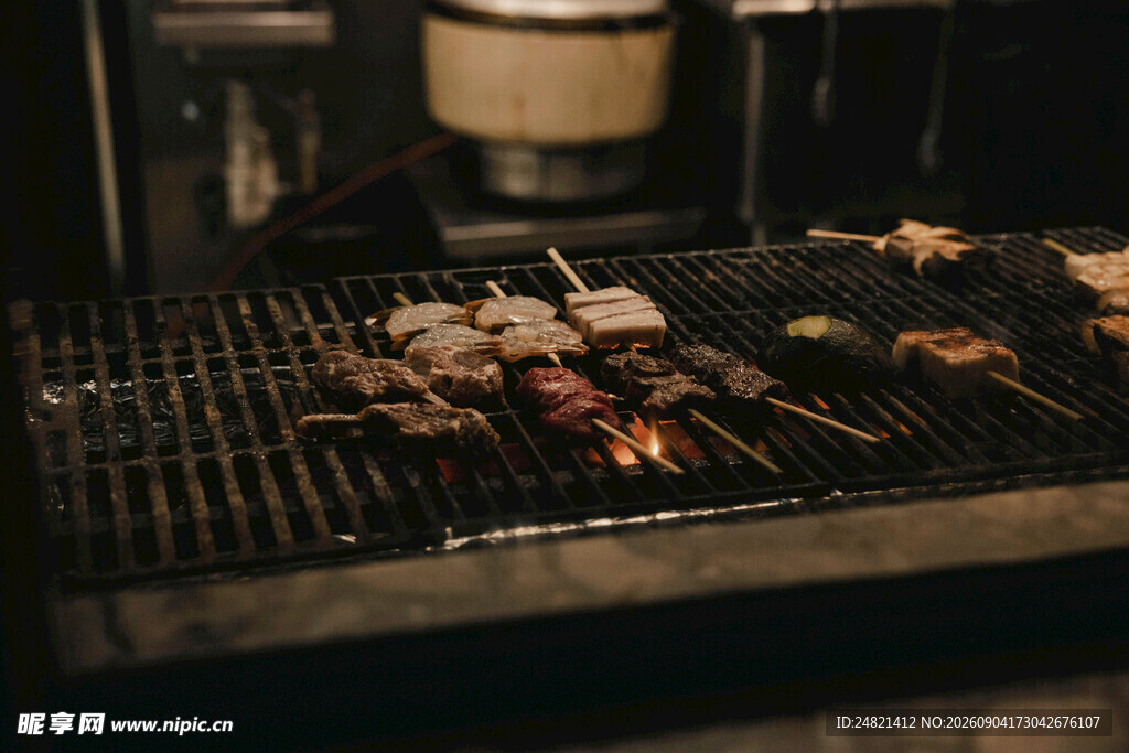 烤架上的美味烤肉