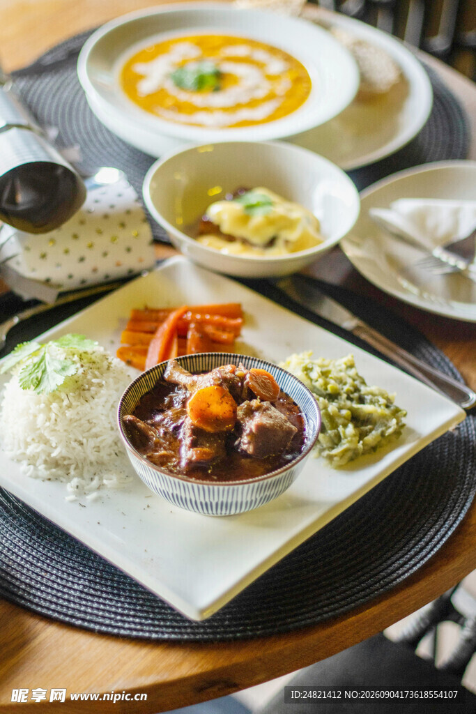 丰盛中式餐食摆放在餐桌