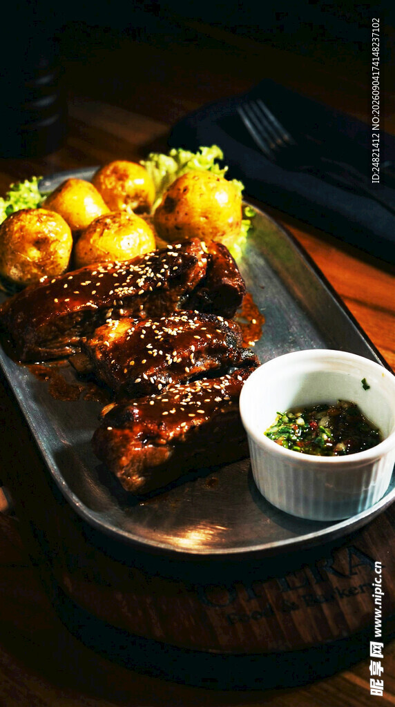 美味烤肉拼盘配蘸料