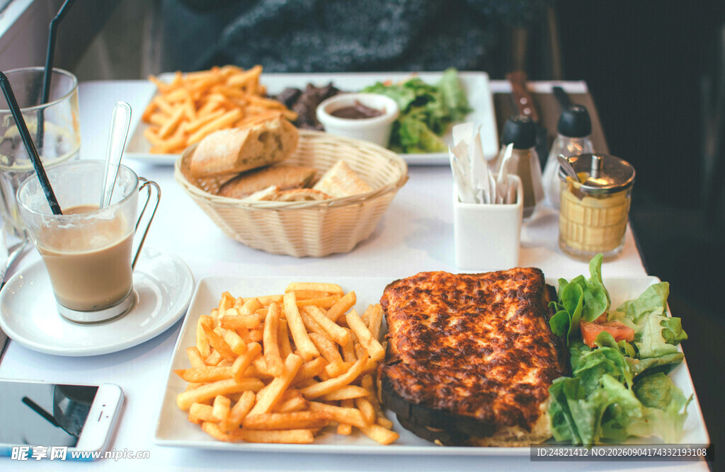 丰盛美味的西式餐点组合