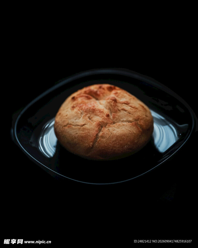 黑色盘上的美味圆形面包