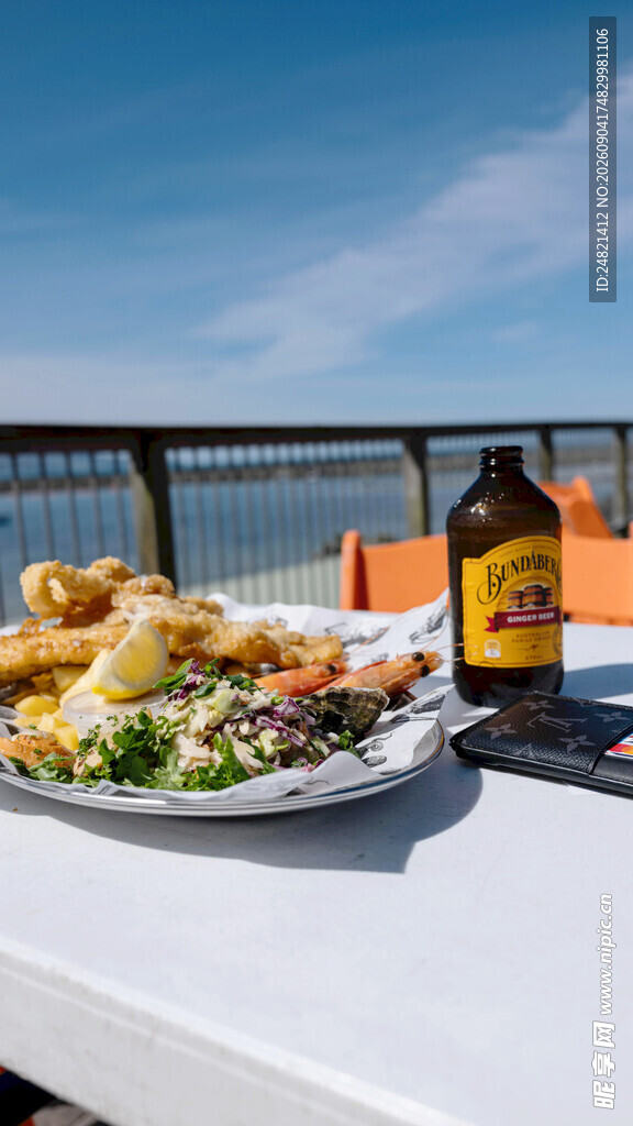 海边餐桌的美味餐食与啤酒