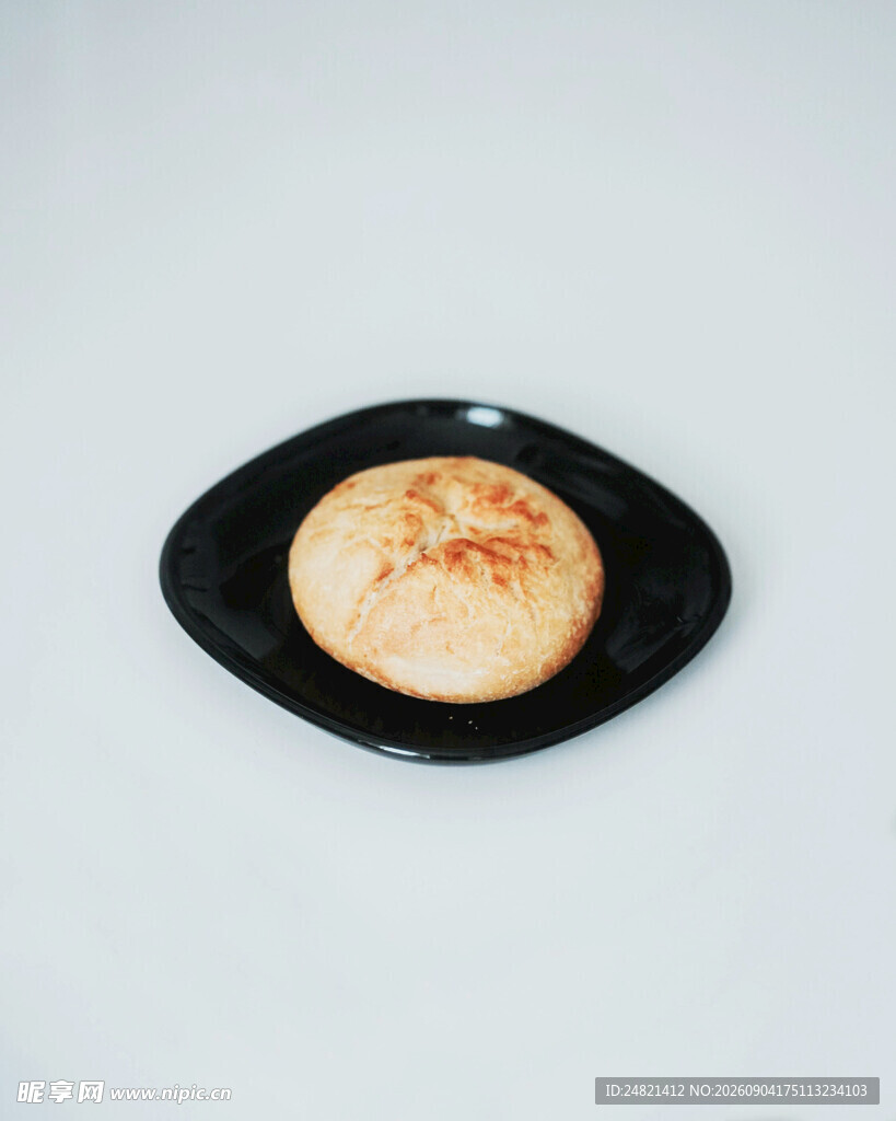 黑色盘中的撒粉圆形糕点