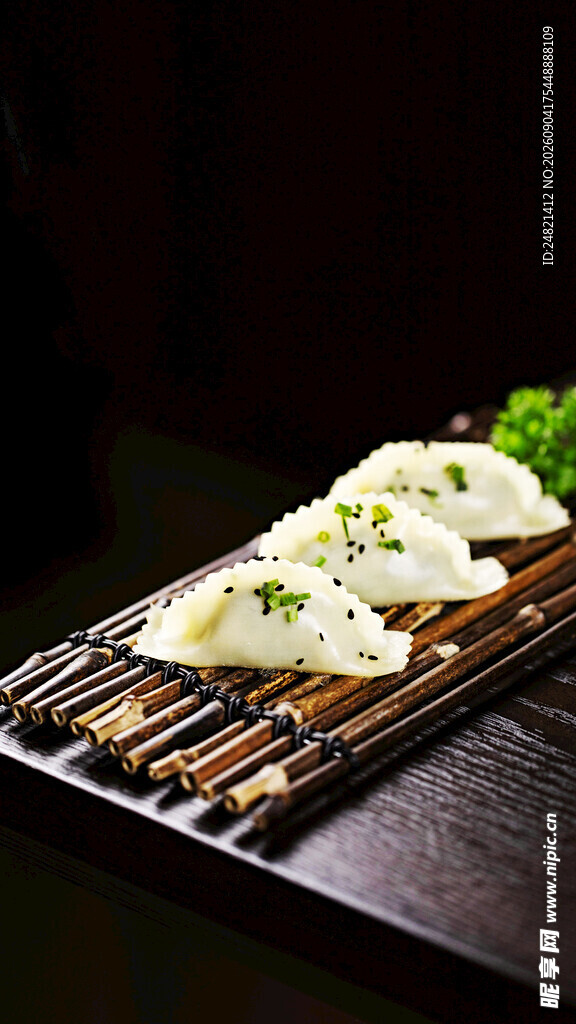 烤架上的美味饺子