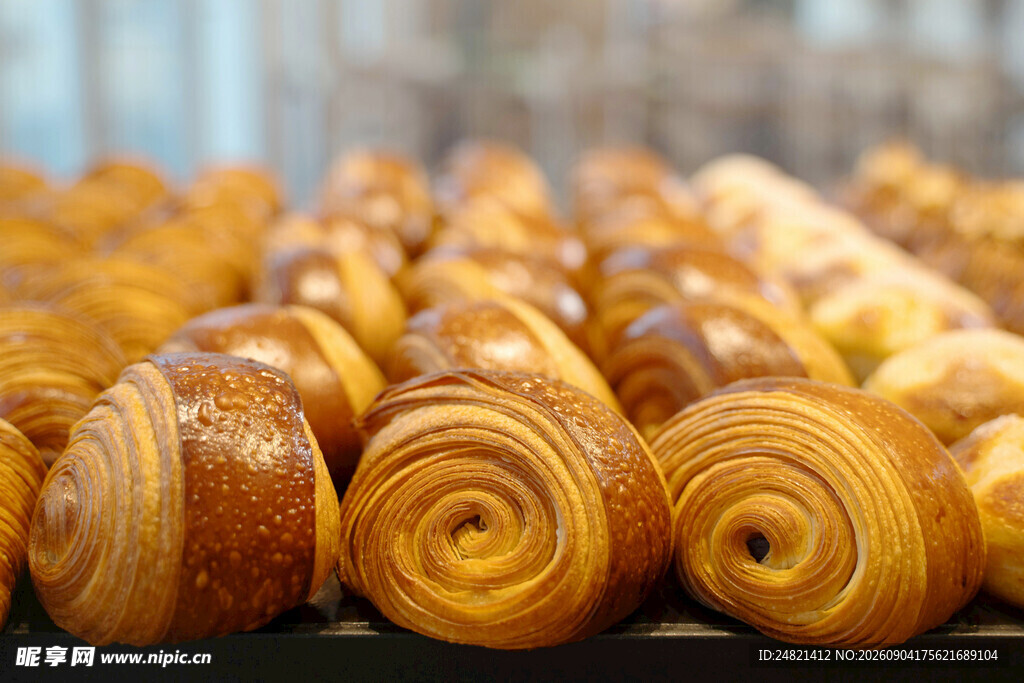 美味烘焙面包整齐排列